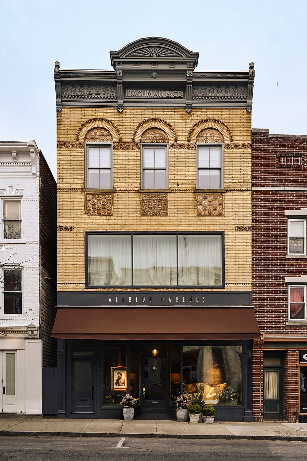 Paredes világépítő érzéke Hudsonba érkezett!