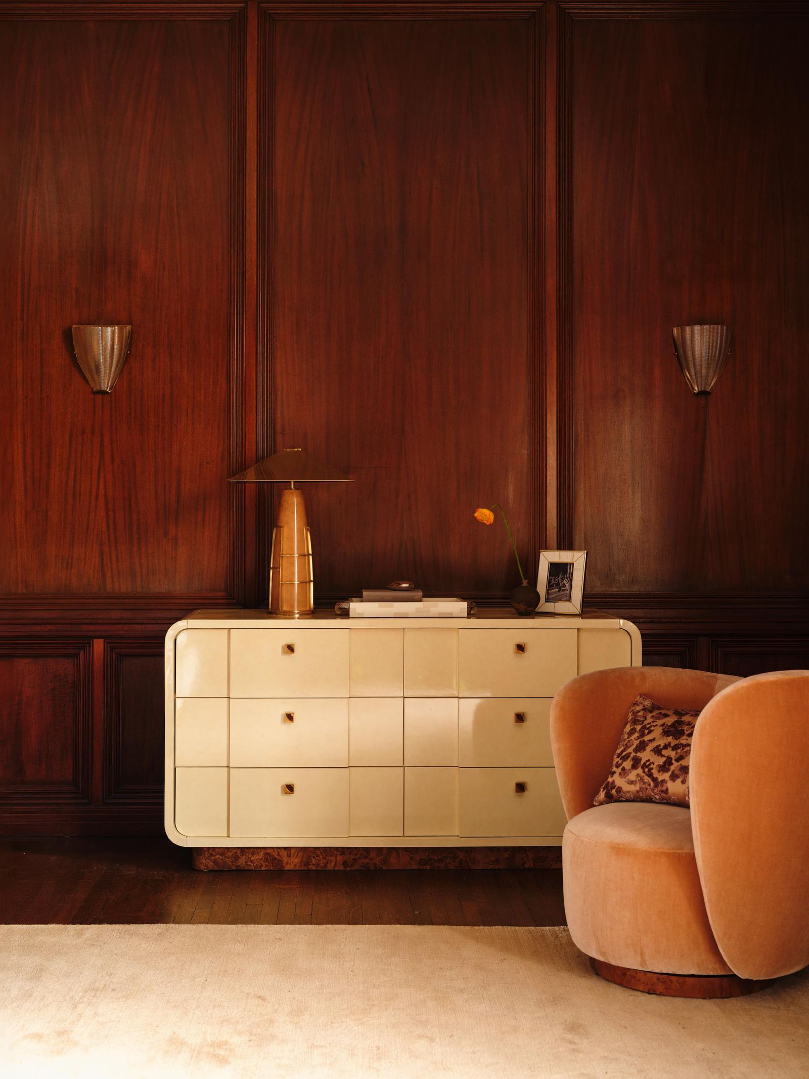 Új bútorok: Laura Harrier és Tiffany Howell Elsa Perettit idézik!