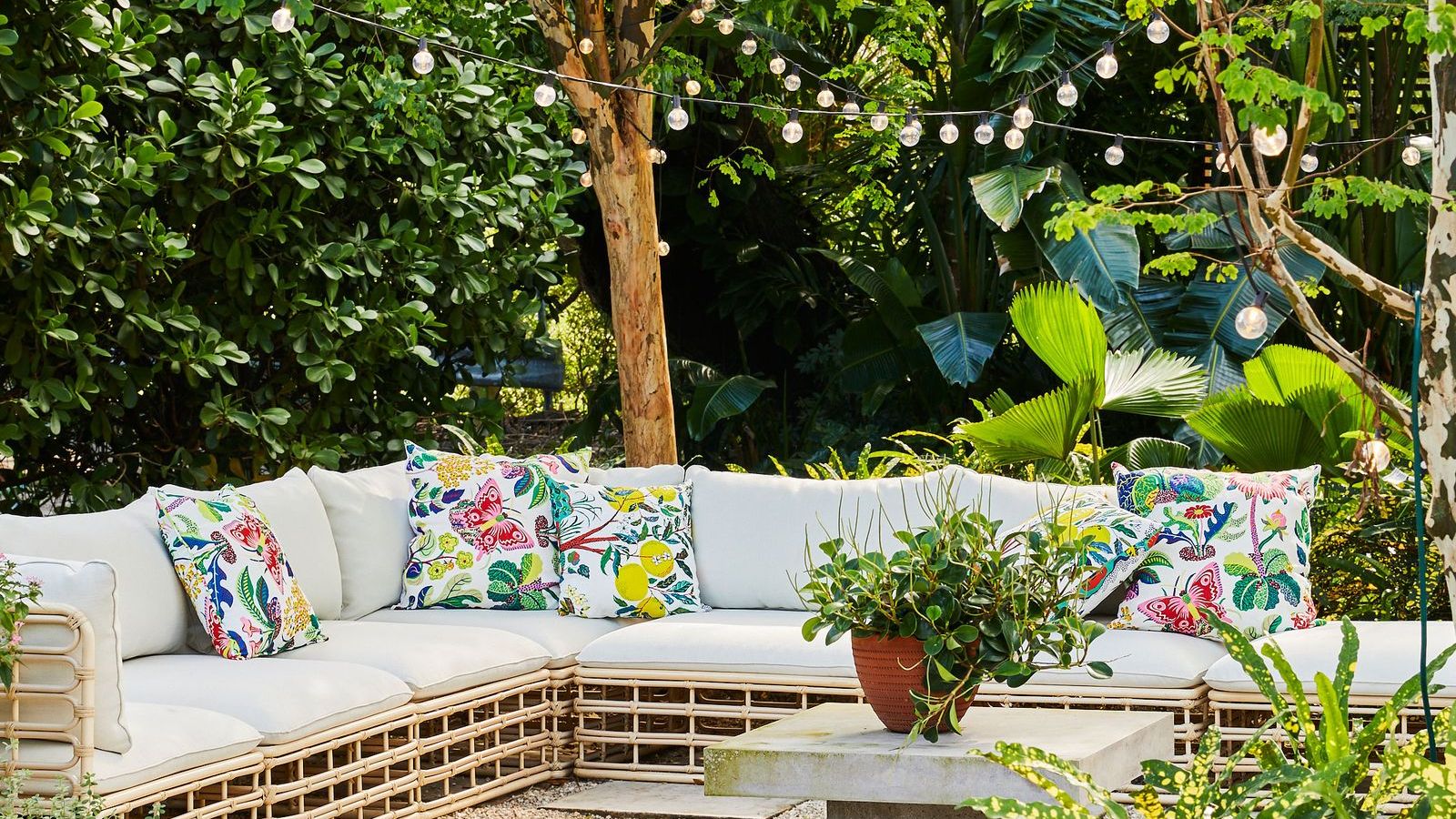 Legjobb kültéri napelemes lámpák a varázslatos kertért!