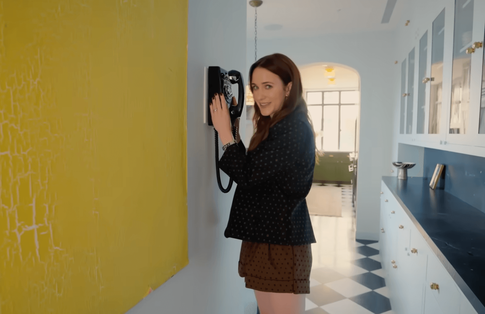 Vintázs tárcsás telefon? Rachel Brosnahan lakása igazolja!