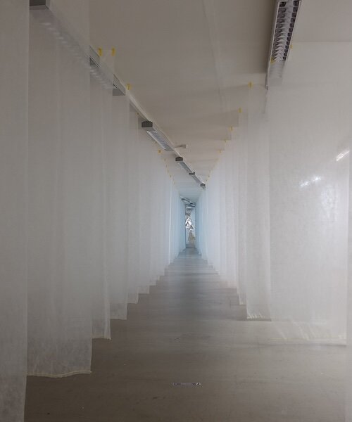 Környezetváltozás: lebegő szövetfolyosó és mozgás művészetben