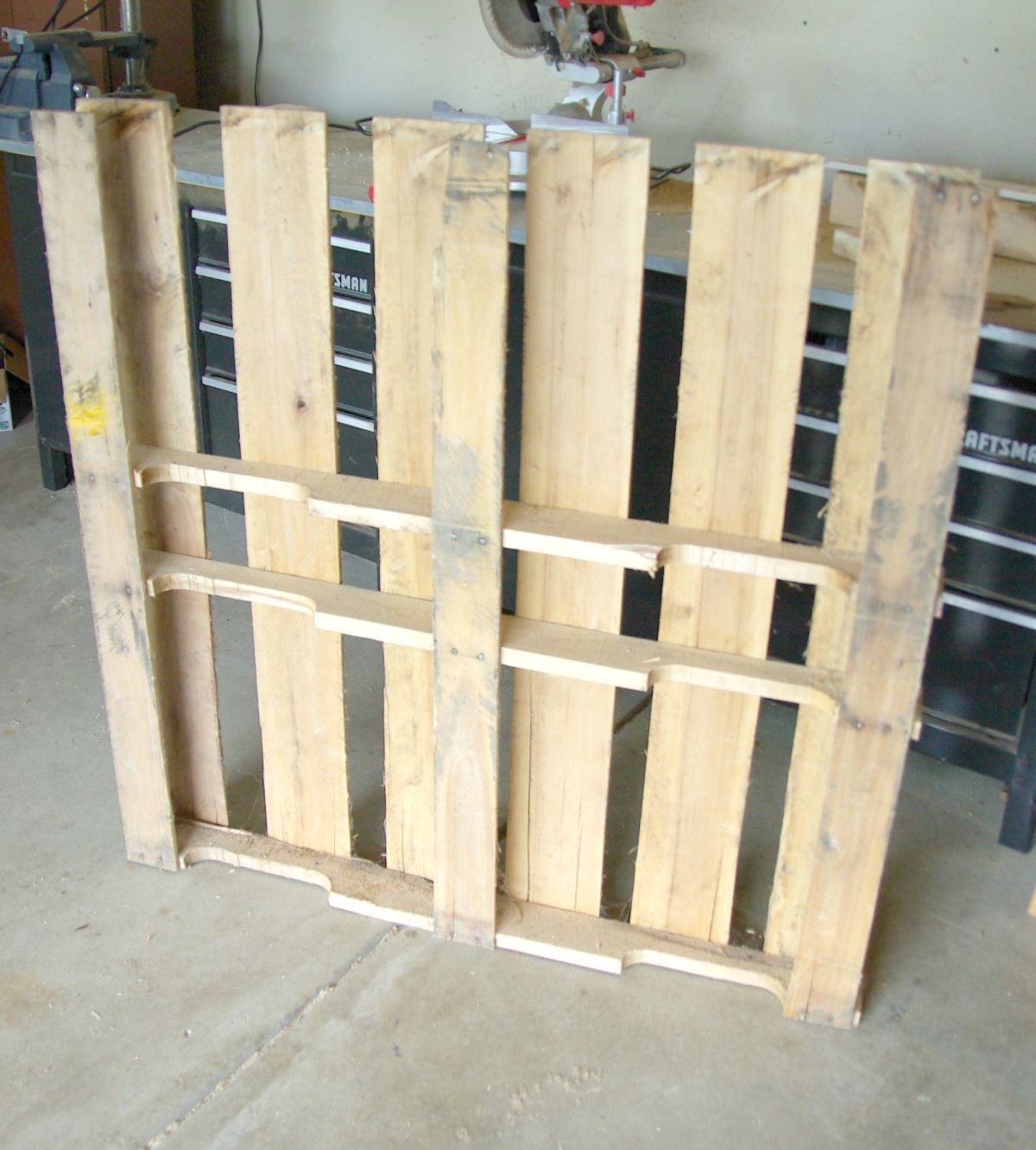 Oldalszekrény ötletek 2026-ra: a kanapé sarka a legjobb hely!