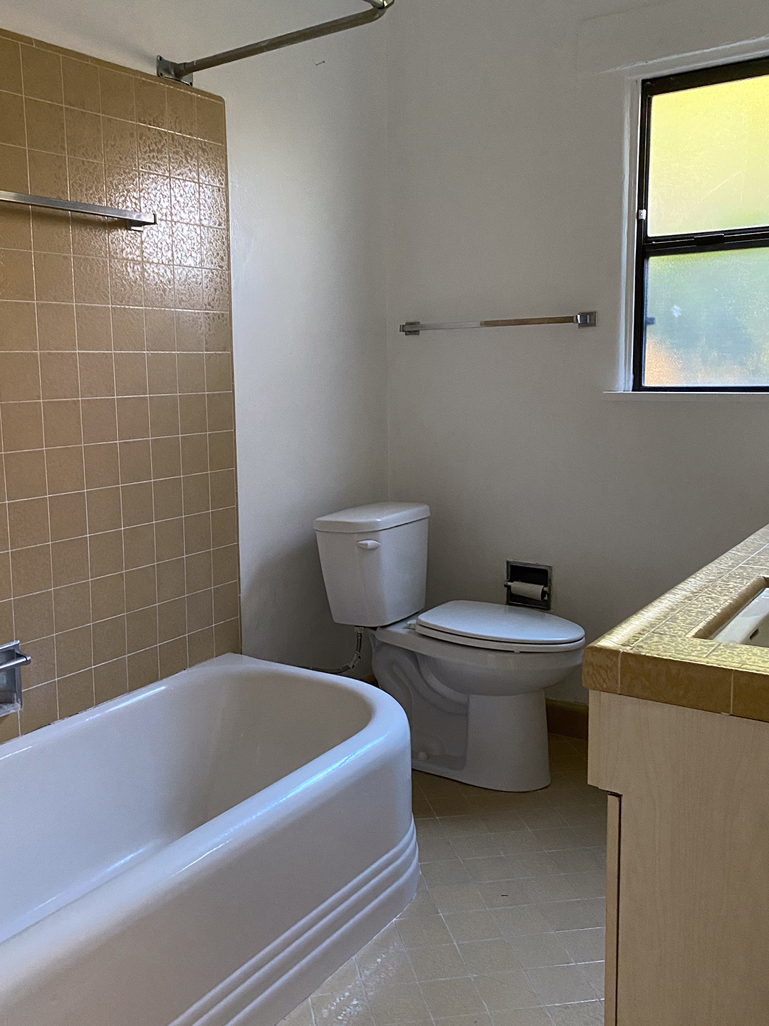 Justina Blakeney: Két szín harmóniája egy kicsi fürdőben!