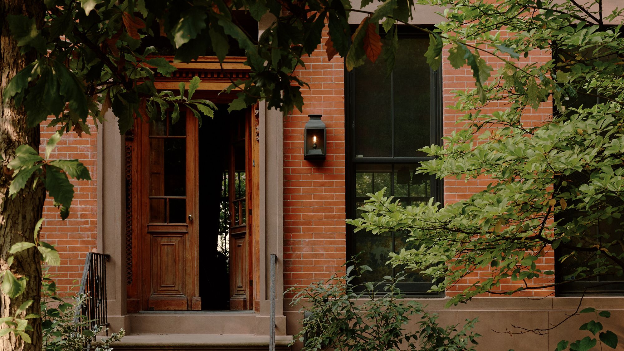 Brit virágokkal és színekkel teli 1901-es brooklyni ház!