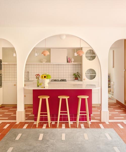 Terrakotta textúrák és bordó árnyalatok újítják meg a szűk valenciai otthont!