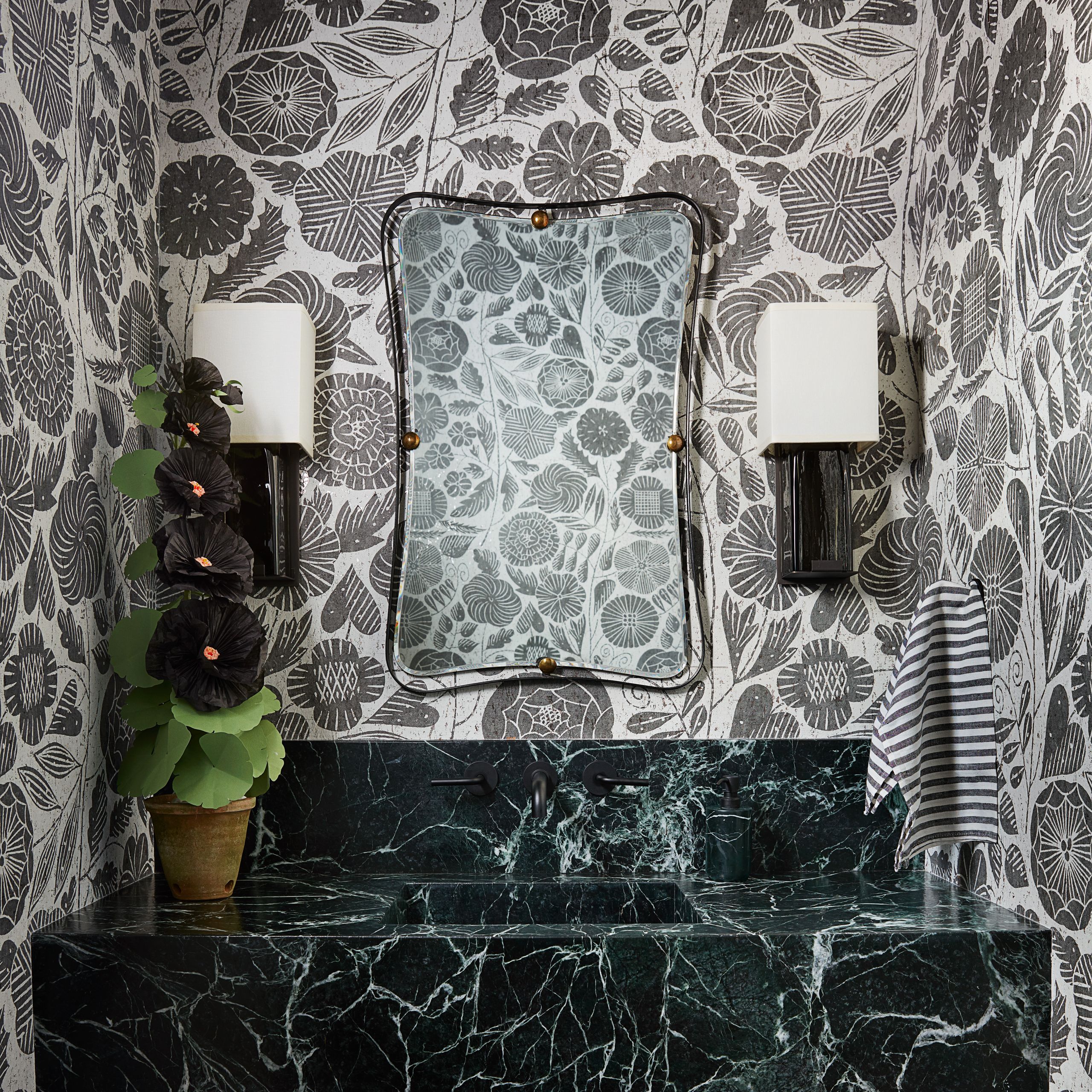 Fürdőszoba tapéták: 6 merész mintás választás 2026-ra!
