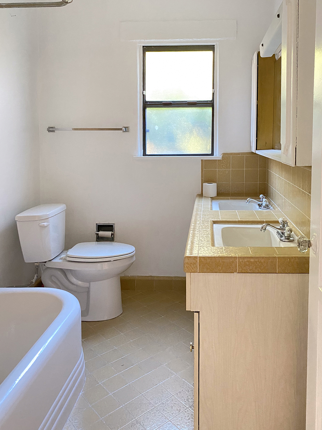 Justina Blakeney: Két szín harmóniája egy kicsi fürdőben!