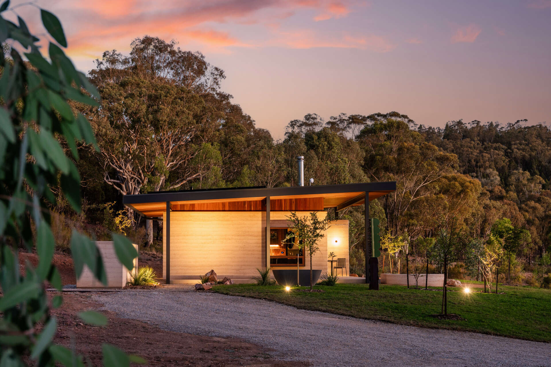 Rammed Earth: Kortárs farmház művészettel és völgykilátással!