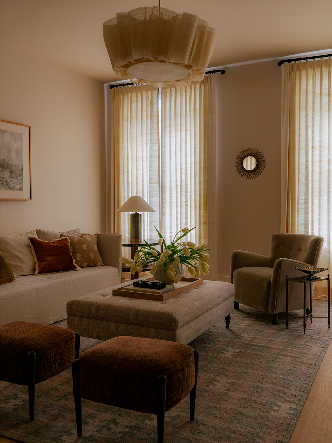 Tervező visszaállította a történelmi brownstone-t: meleg rétegek és lágy vonalak!