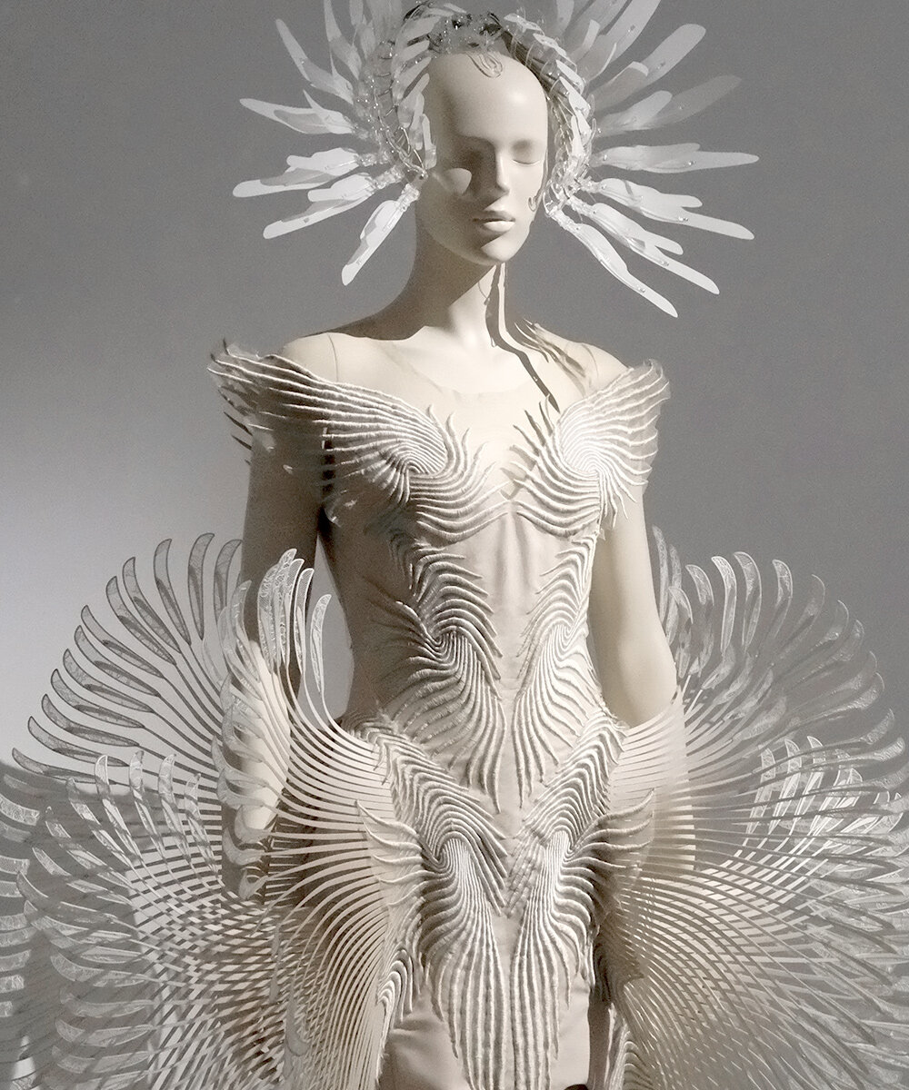 Iris van Herpen lenyűgöző művei a Brooklyn Múzeumban!