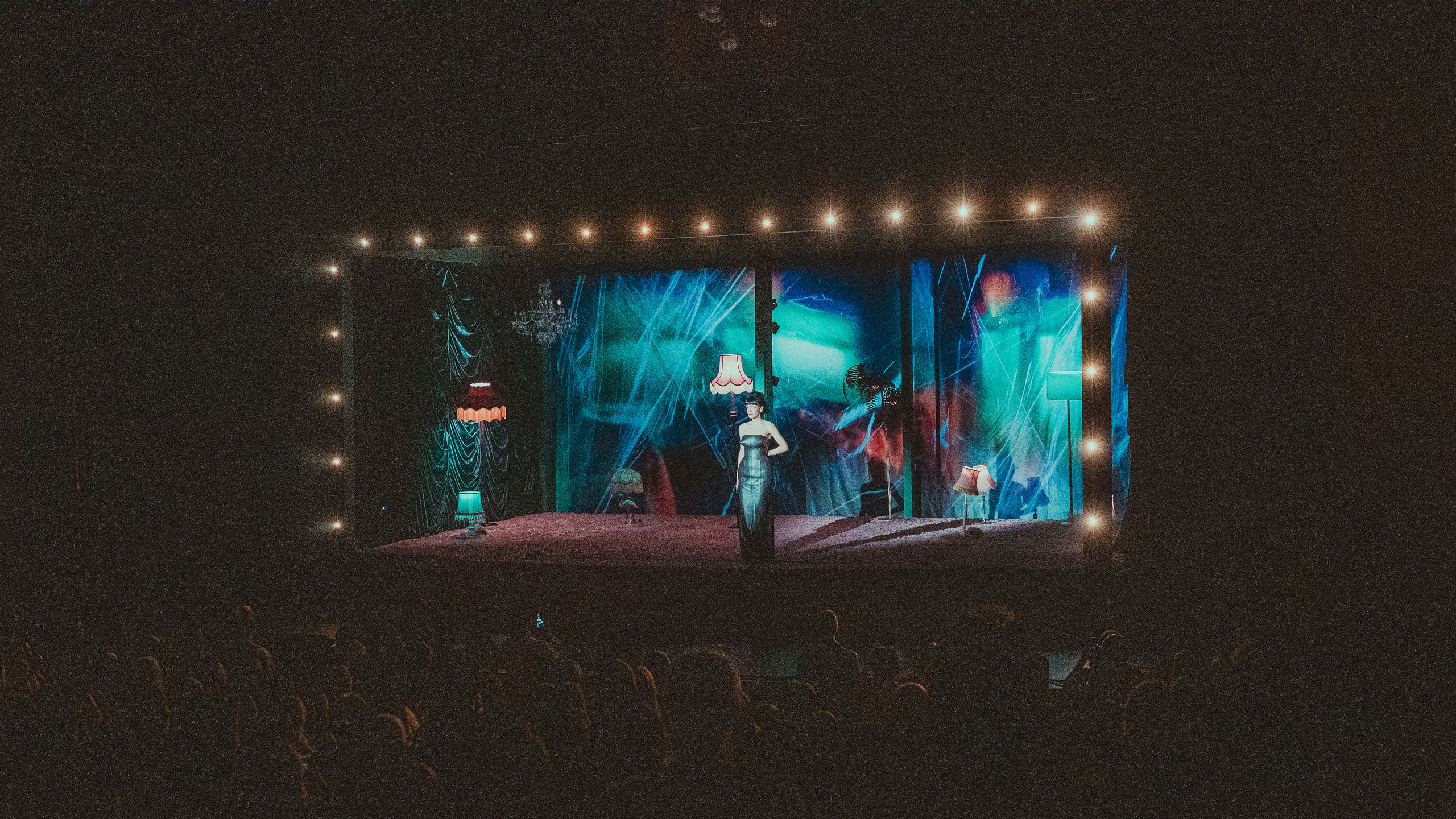 Lily Allen: Brooklyn-i háza a színpadon a West End turnén!