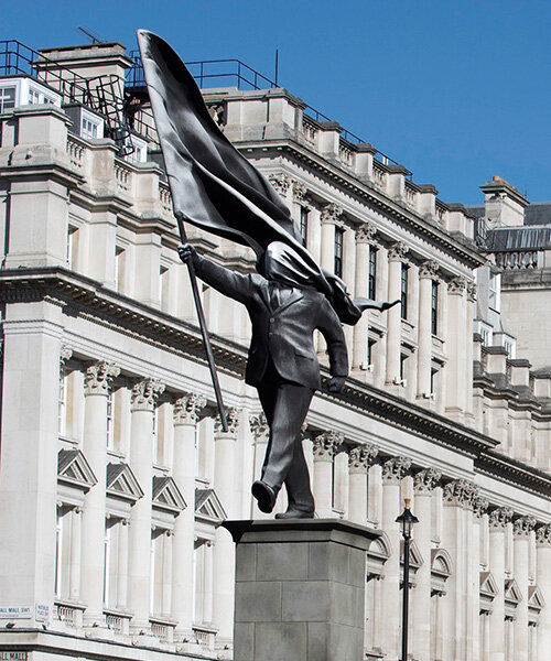 Anonim zászlóvivő Banksy műve London történelmi helyszínein