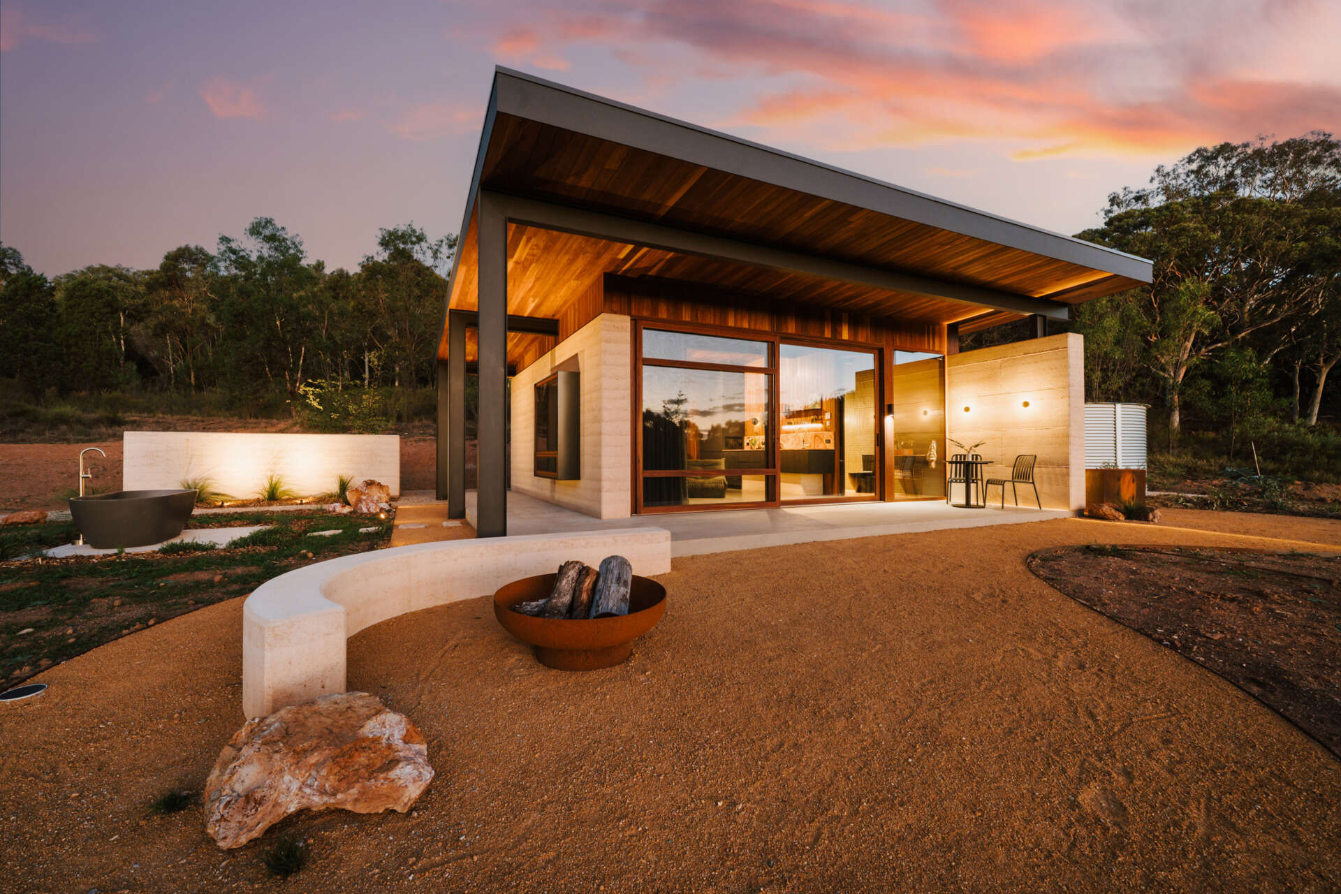 Rammed Earth: Kortárs farmház művészettel és völgykilátással!
