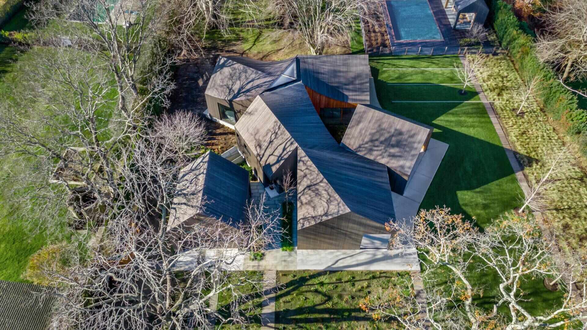 Sculptural Roofline: Egyedülálló Hamptons-i Rezidencia