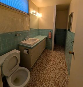 Fürdőszoba felújítás: türkiz csempe helyett modern tér