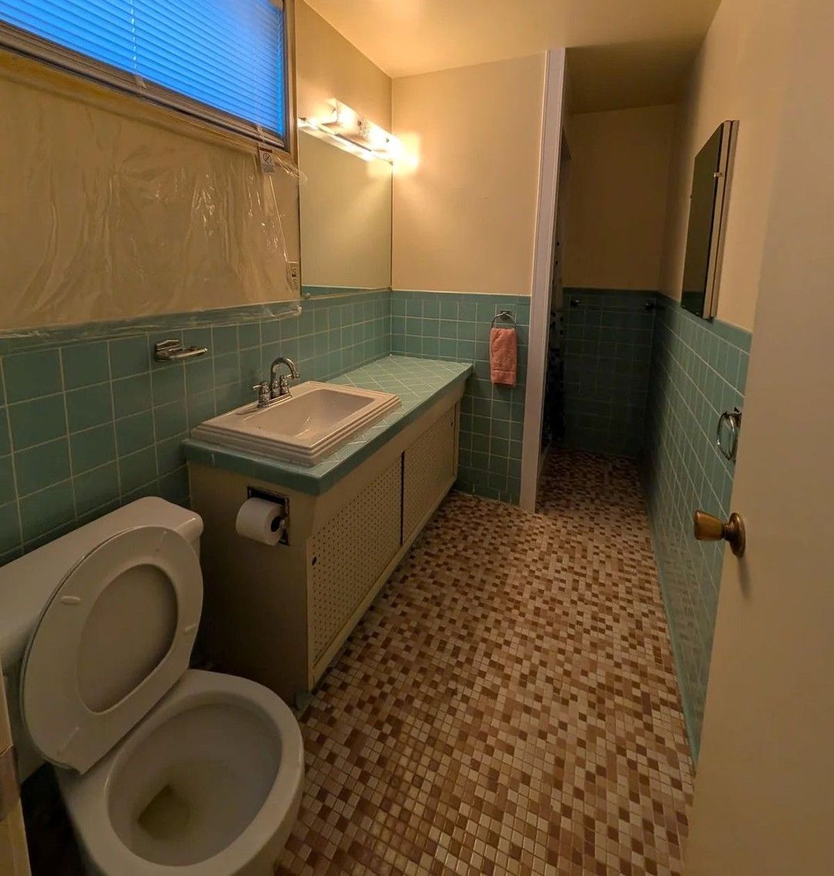 Fürdőszoba felújítás: türkiz csempe helyett modern tér
