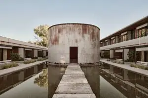 Bortartályból szállás: Egyedi Ion-tengeri resort