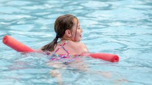 Pool noodles-bu00f3l bu00e1jos dekoru00e1ciu00f3: Ku00e9szu00edtsd el otthon!