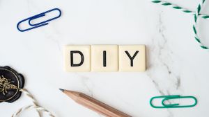 $70-os DIY: u00cdgy varu00e1zsoltunk u00faj u00e9letet a vendu00e9gszobu00e1nak!