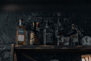 „Man Cave: Retro Csalu00e1di Szoba a Pincu00e9ben!”