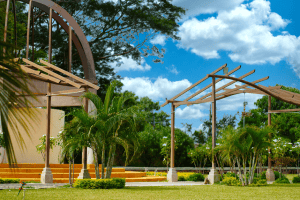 Scenic view of wooden pavilions in a lush park under a blue sky in El Salvador.